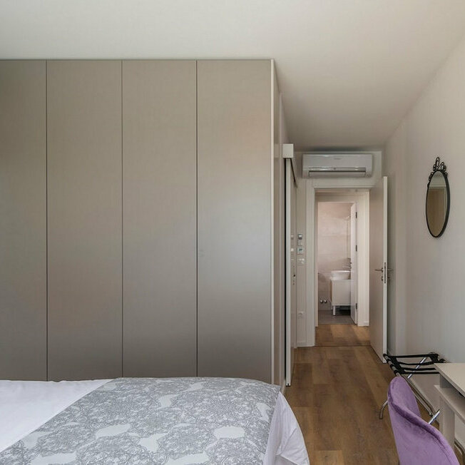 Elegantan ormar po mjeri, savršeno prilagođen vašem prostoru! Precizna izrada, vrhunski materijali i funkcionalan dizajn čine svaki detalj besprijekornim. Organizacija i estetika u savršenom skladu!